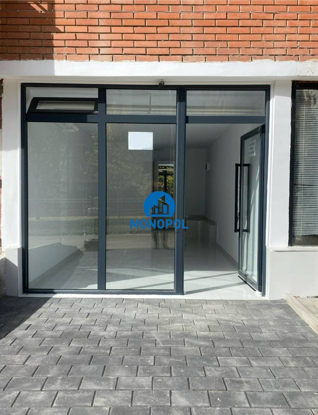 commercial unit 20m² for RENT in bregu i diellit thumbnail 2