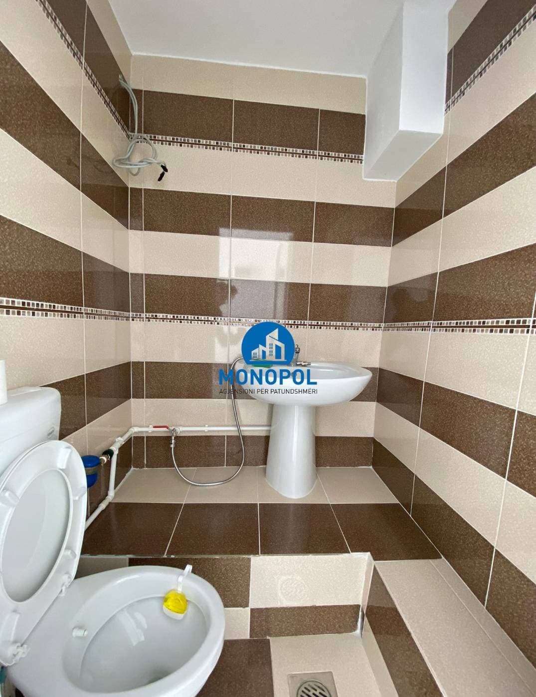 commercial unit 20m² for RENT in bregu i diellit thumbnail 1