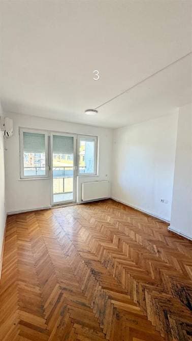 Zyrë 60m² me QIRA në qendra miniaturë 5