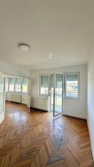 Zyrë 60m² me QIRA në qendra miniaturë 1