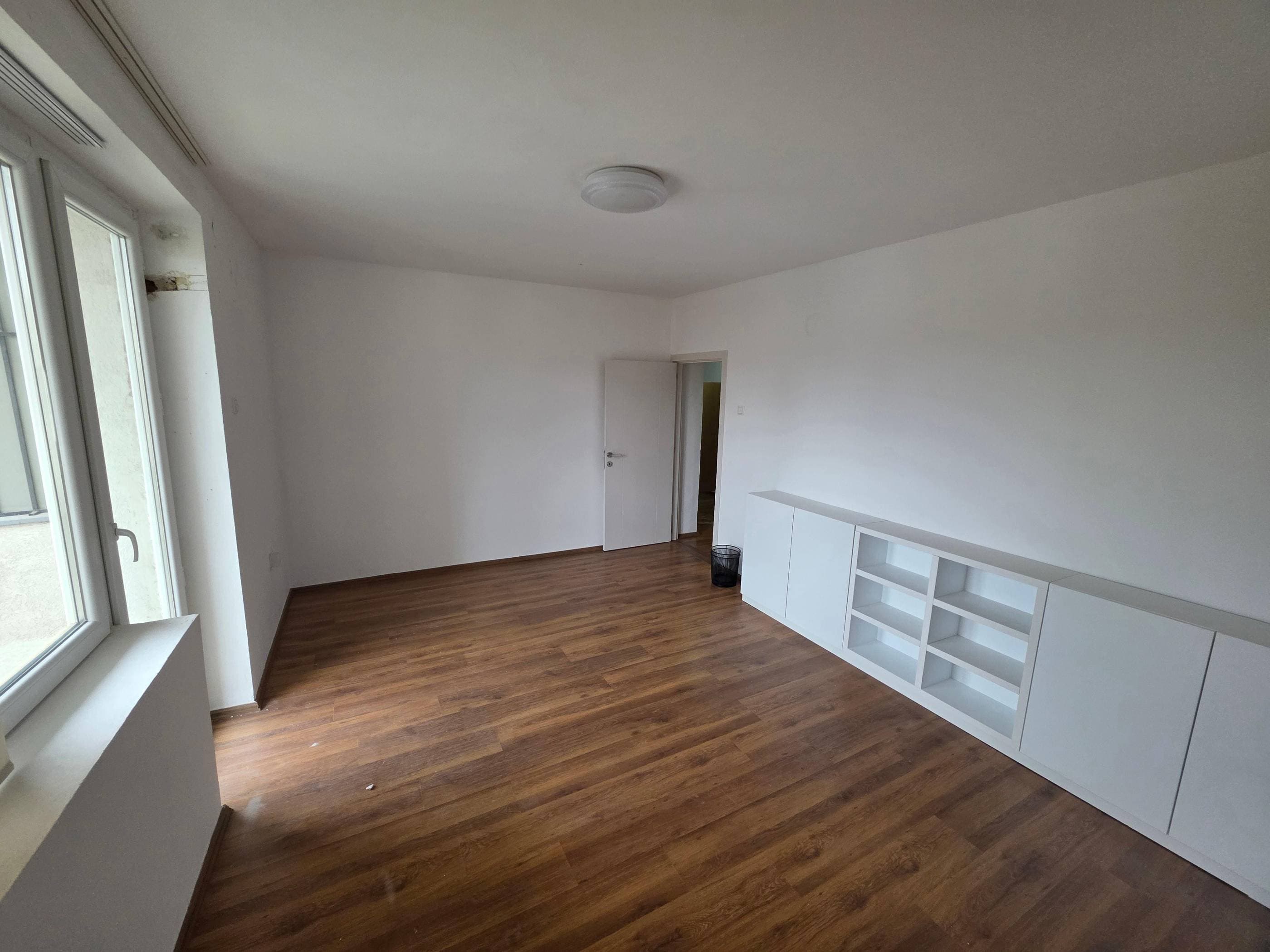 Zyrë 65m² me QIRA në qendra miniaturë 4