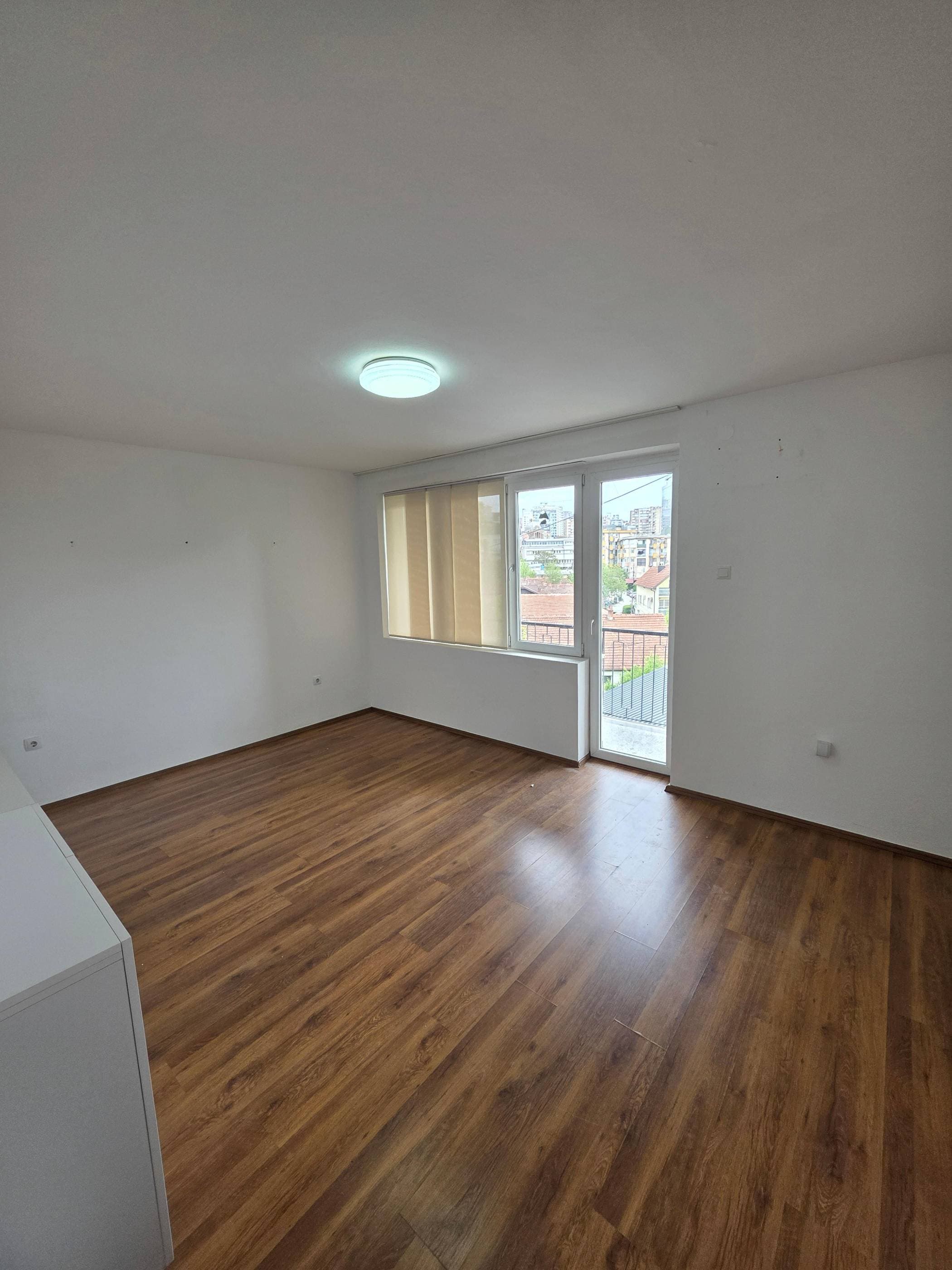 Zyrë 65m² me QIRA në qendra miniaturë 1