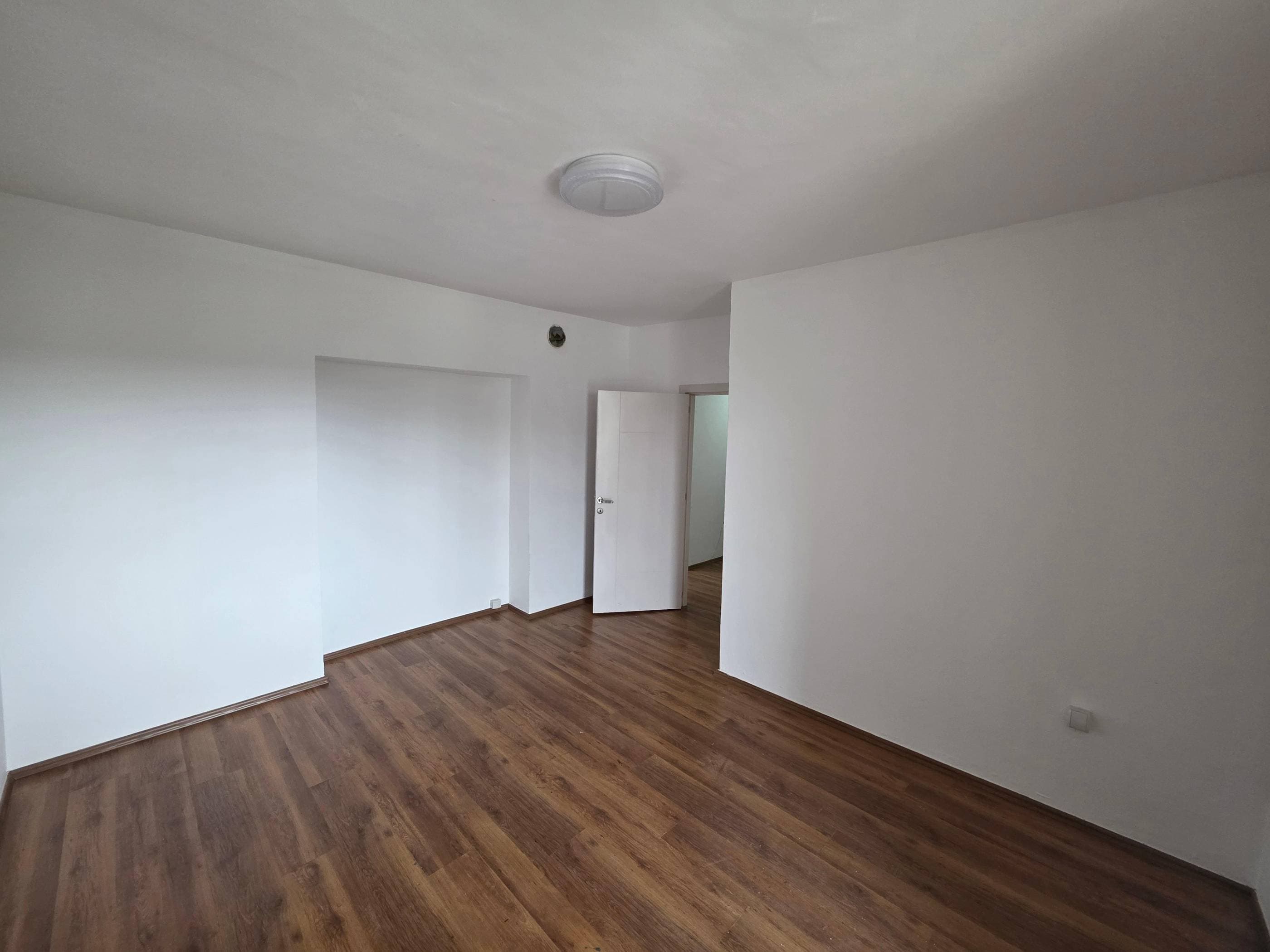 Zyrë 65m² me QIRA në qendra miniaturë 2