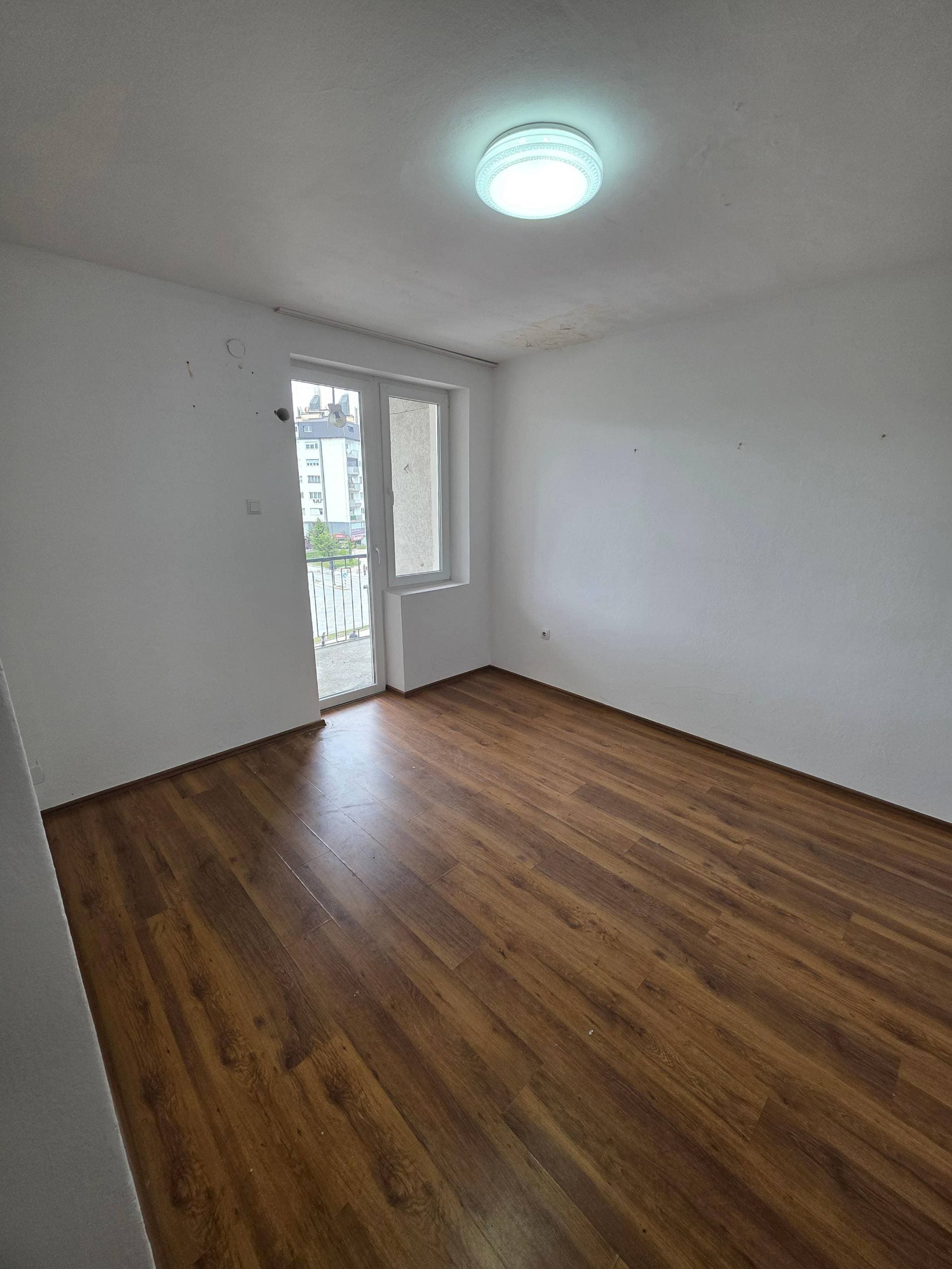 Zyrë 65m² me QIRA në qendra miniaturë 3